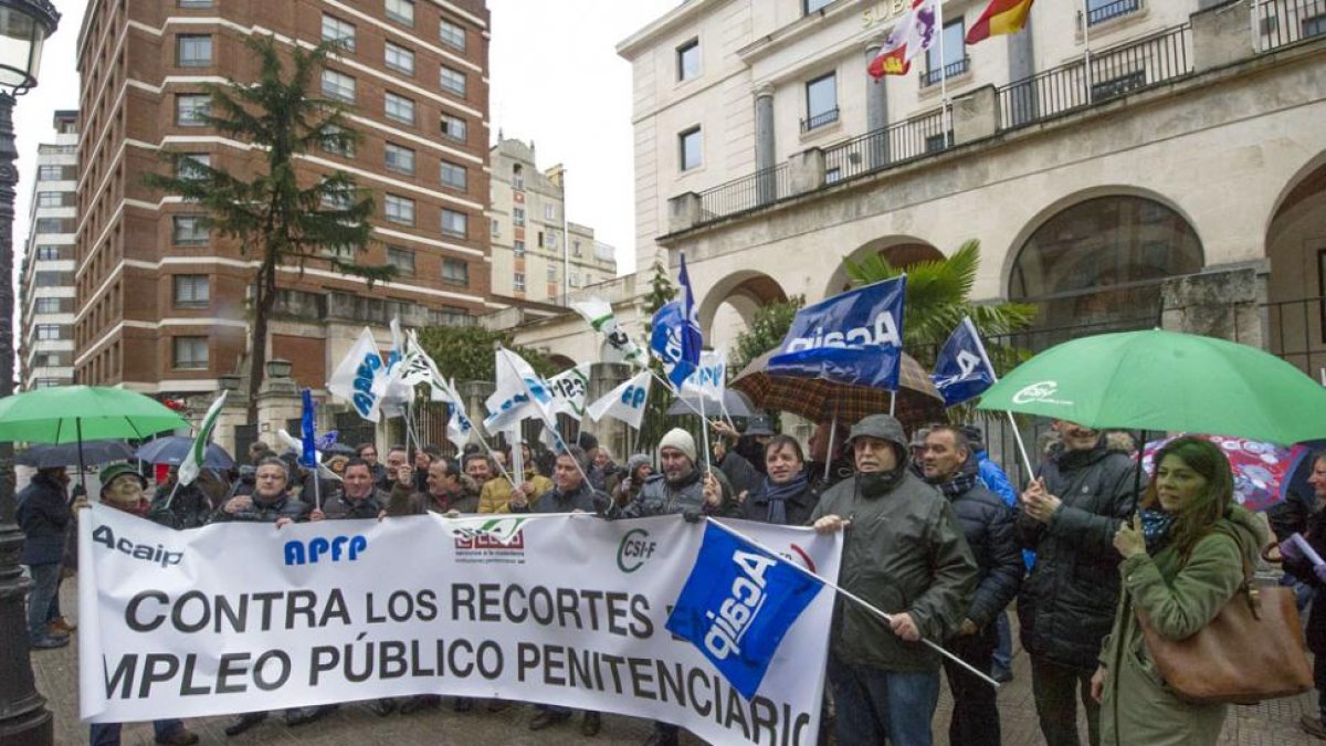 Concentración de funcionarios de prisiones frente a la Subdelegación.-ISRAEL L. MURILLO
