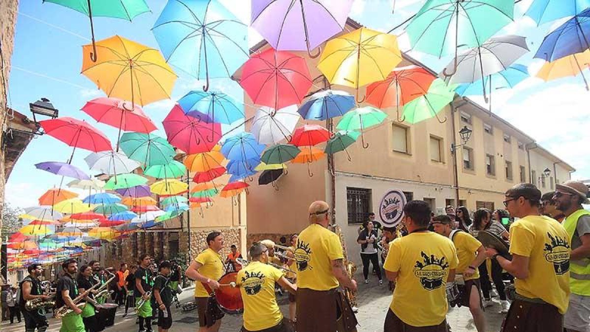 Los grupos llenaron de música las calles del casco histórico.-G.G.
