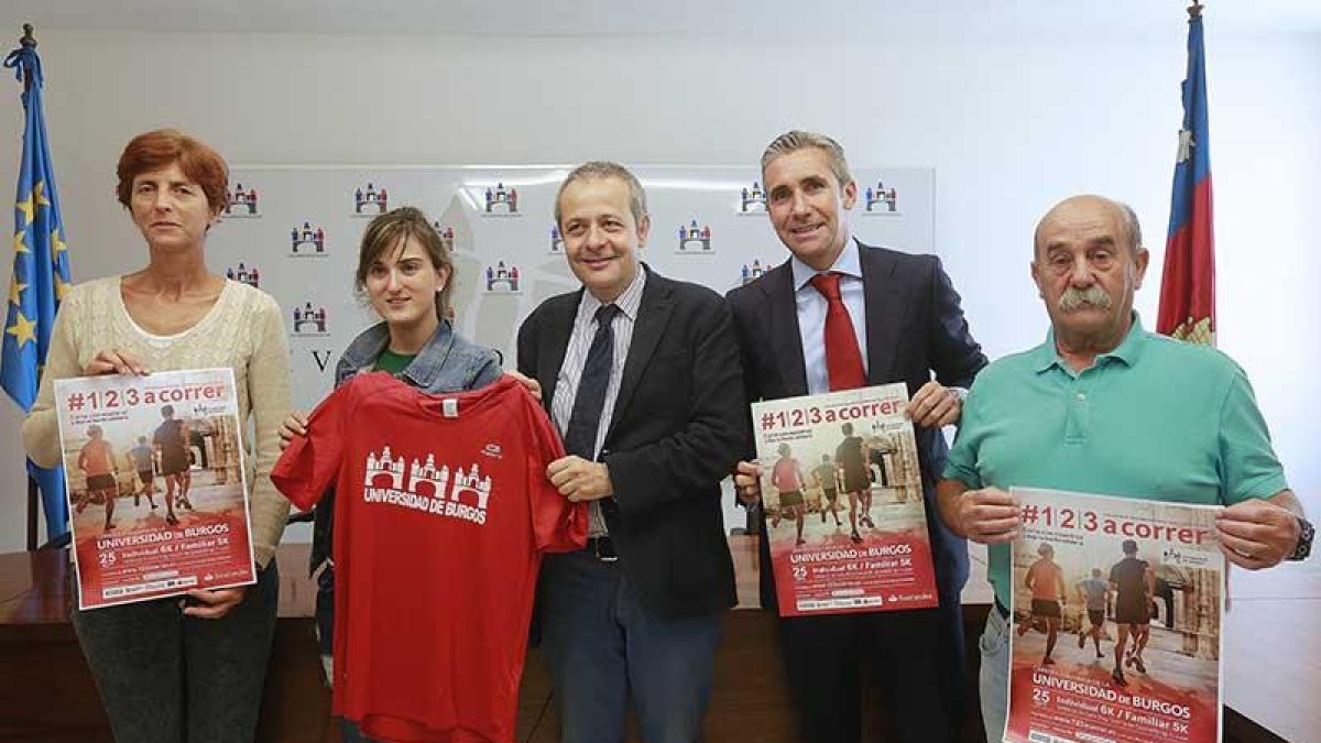 Representantes de la UBU, de Banco Santander y de la organización posan con el cartel de la prueba.-RAÚL OCHOA