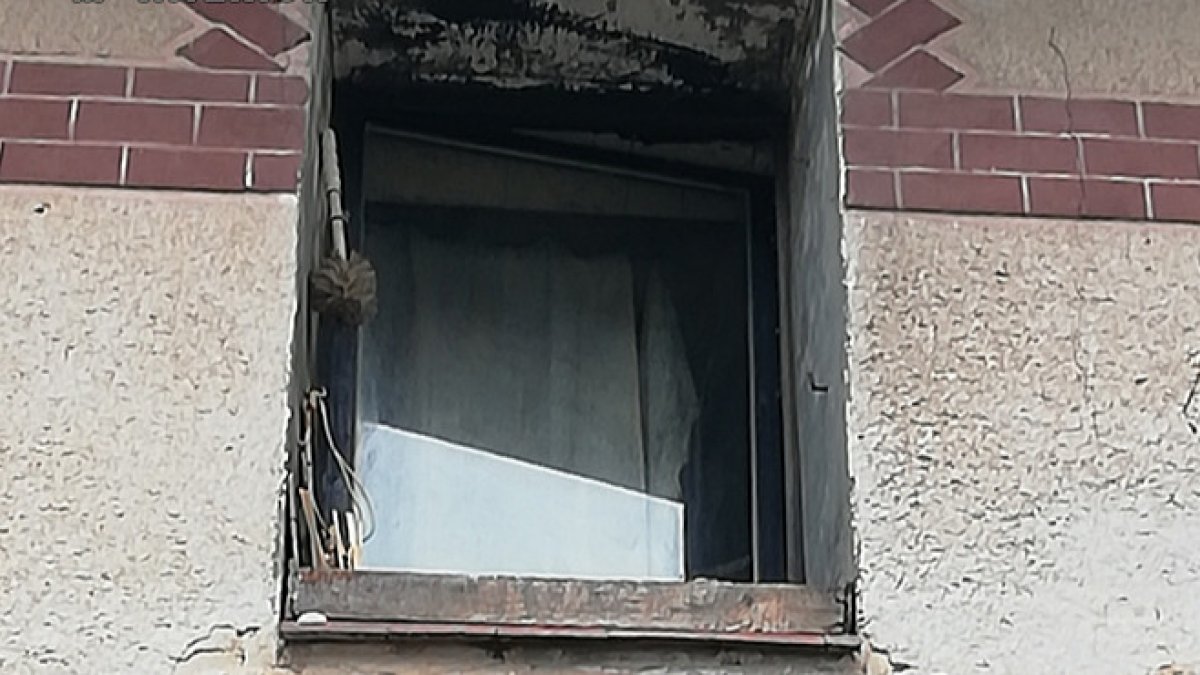 Imagen de la ventana de la vivienda tras el conato de incendio. GUARDIA CIVIL