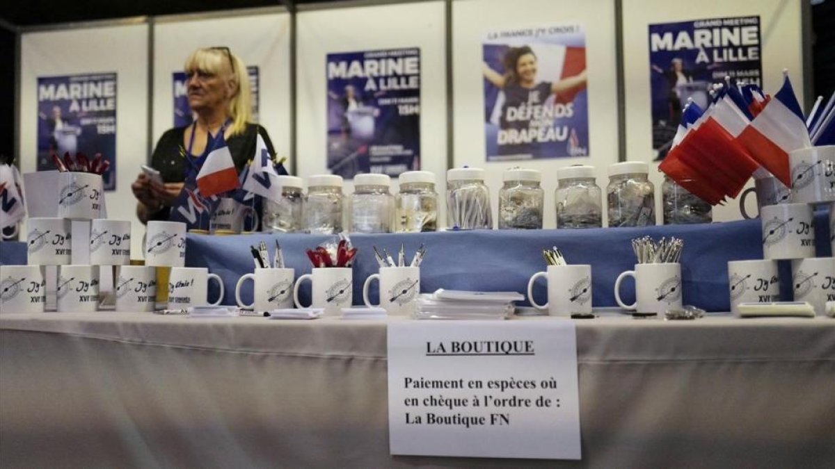 Un puesto de venta de productos del Frente Nacional en el edificio donde se ha celebrado el congreso en Lille.-EFE / THIBAULT VANDERMERSCH