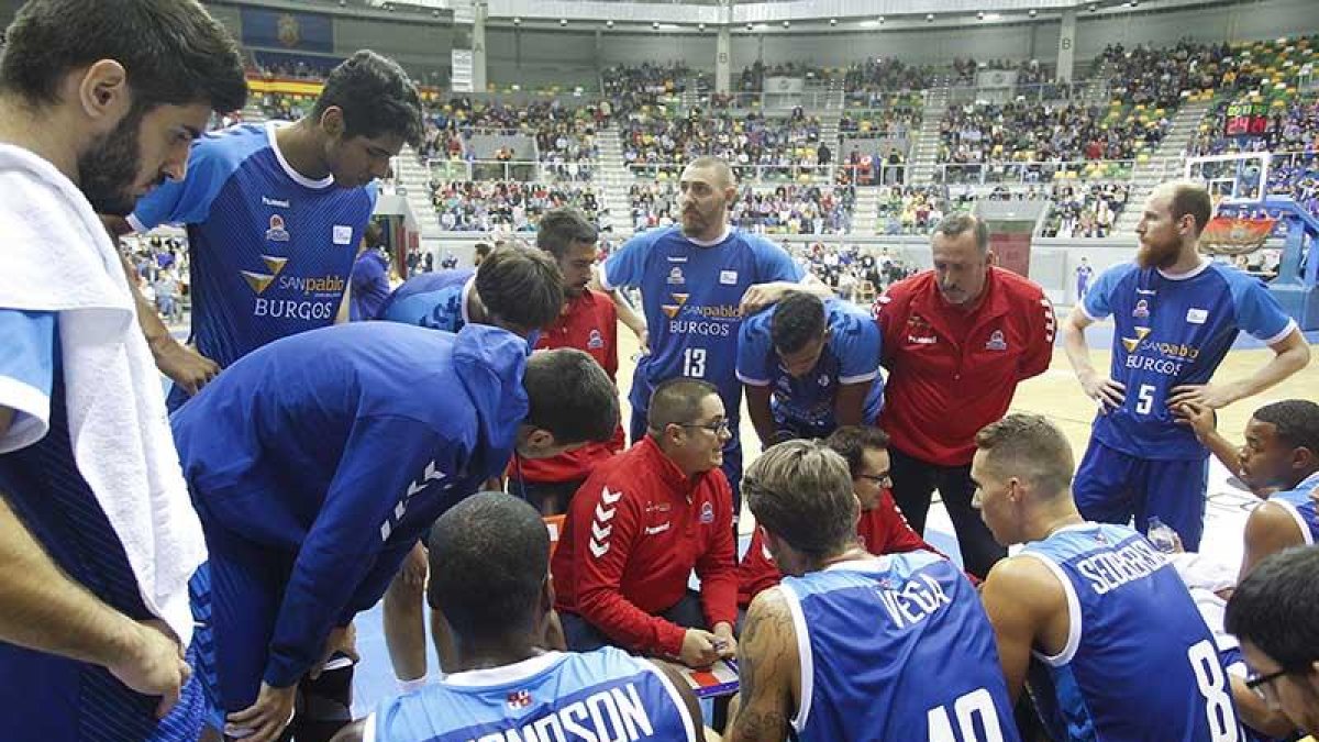 Diego Epifanio da instrucciones a sus jugadores durante un tiempo muerto.-SANTI OTERO