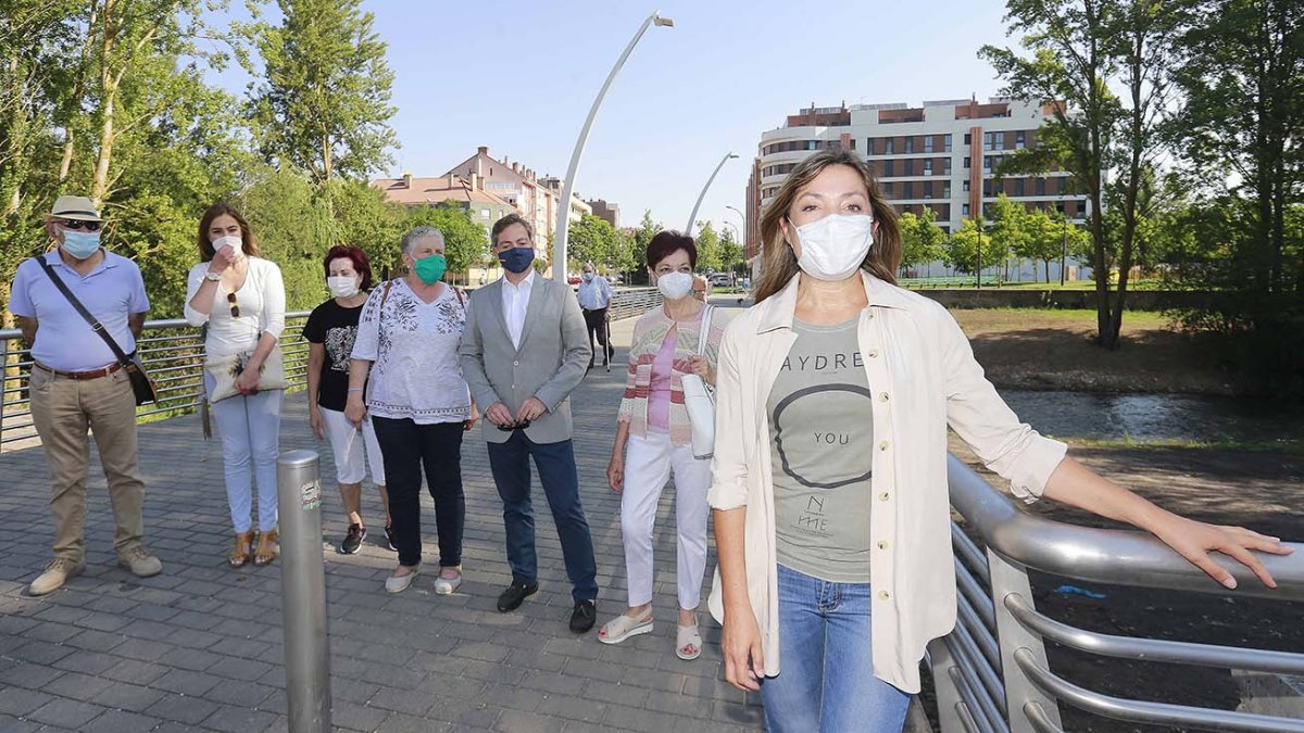 Los concejales del PP y varios vecinos de Capiscol, ayer, en la nueva pasarela para llegar a Fuentes Blancas. RAÚL G. OCHOA