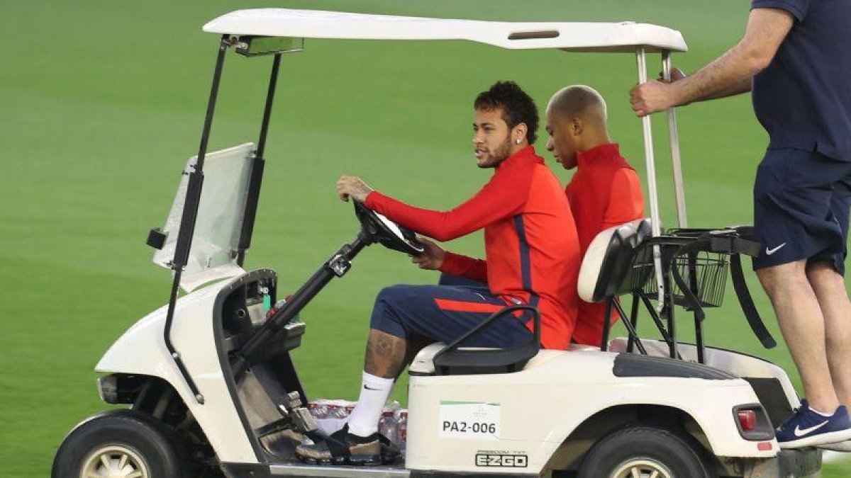 Neymar conduce un carrito de golf, en Catar.-AFP / KARIM JAAFAR (AFP)