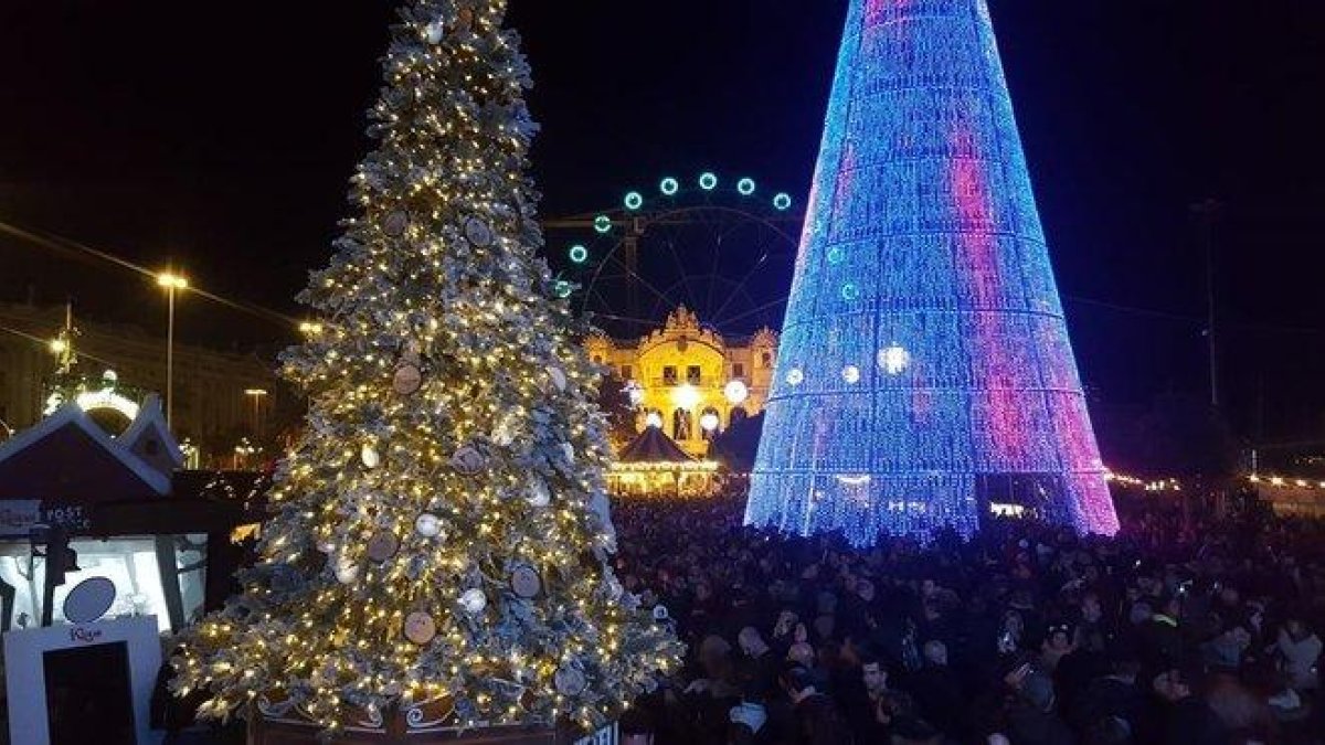 La feria de Navidad del Puerto de Barcelona, iluminada.-XAVIER GONZÁLEZ