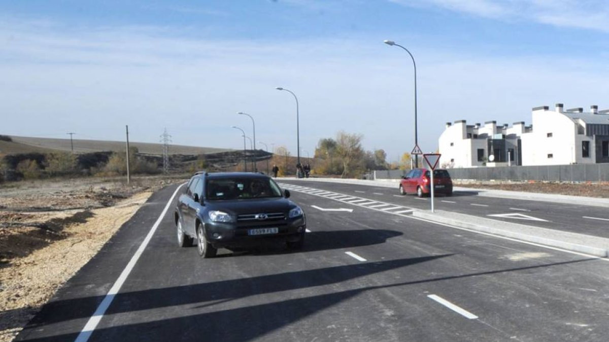 Dos vehículos circulan por el vial del bulevar.-ISRAEL L. MURILLO