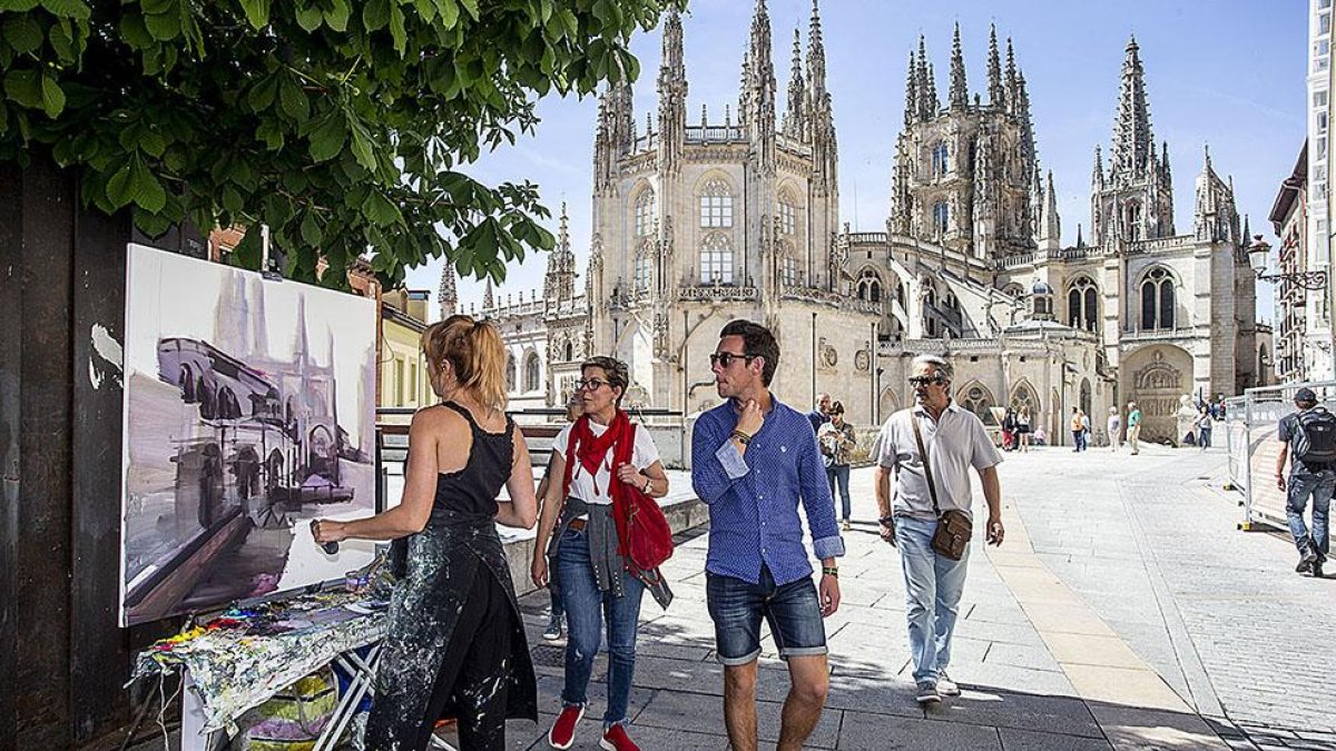 Turistas y burgaleses disfrutaron en directo de las obras pintadas por los participantes.-SANTI OTERO