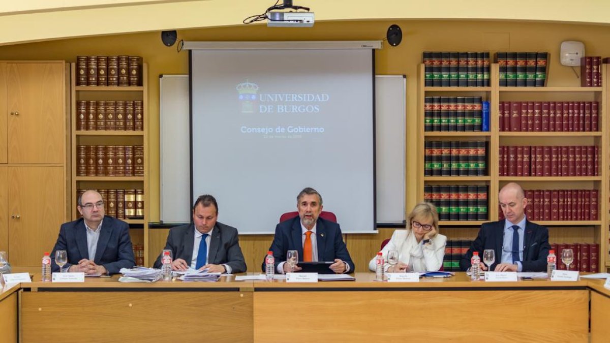 El rector durante el consejo de gobierno.-UBU