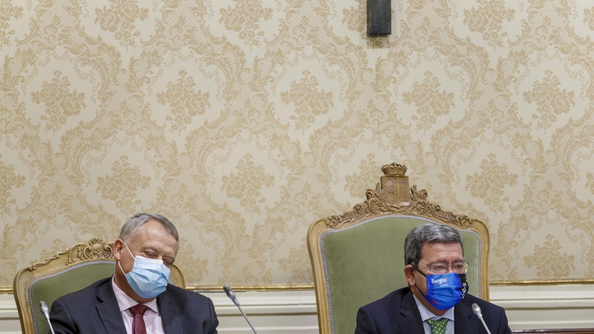 Lorenzo Rodríguez (izquierda) y Rico durante un Pleno ordinario de la Diputación de Burgos. ECB