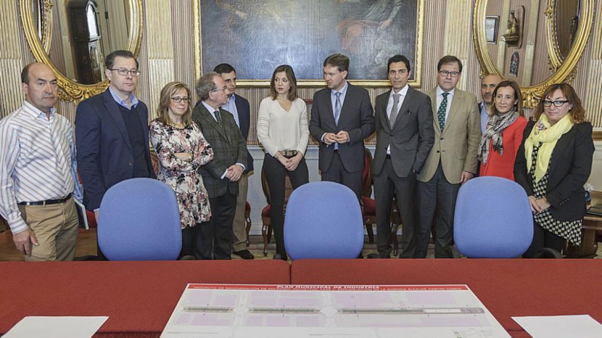El alcalde y miembros del equipo de Gobierno, junto a integrantes de la asociación del polígono de Gamonal.-ISRAEL L. MURILLO