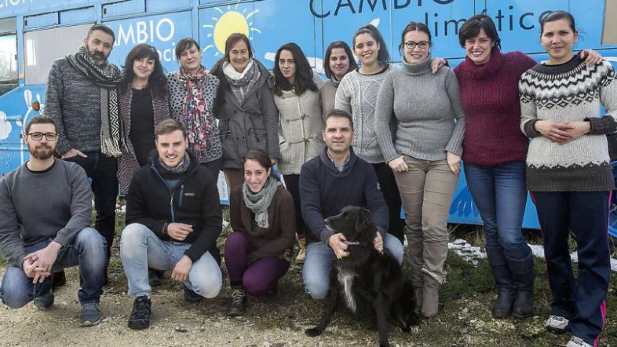 Miembros del equipo de Fundación Oxígeno posan en la sede de la asociación.-ISRAEL L. MURILLO