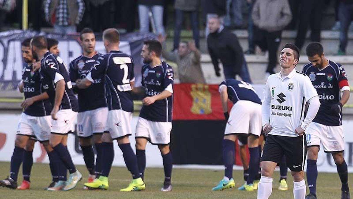 Imagen del encuentro que disputaron el Burgos y el Boiro en la primera vuelta.-SANTI OTERO