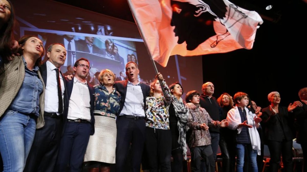 Candidatos nacionalistas corsos en un acto de campaña.-PASCAL POCHARD-CASABIANCA / AFP
