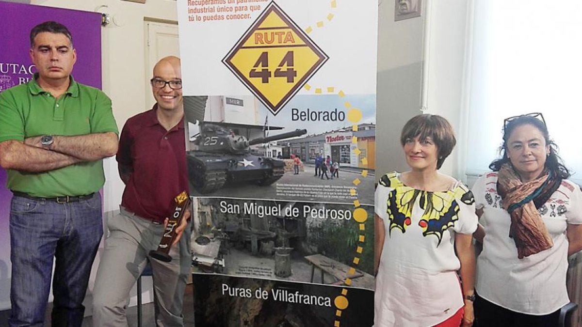 El alcalde de Belorado, Luis Jorge del Barco (segundo por la izquierda) presentó ayer la iniciativa.-D.S.M.