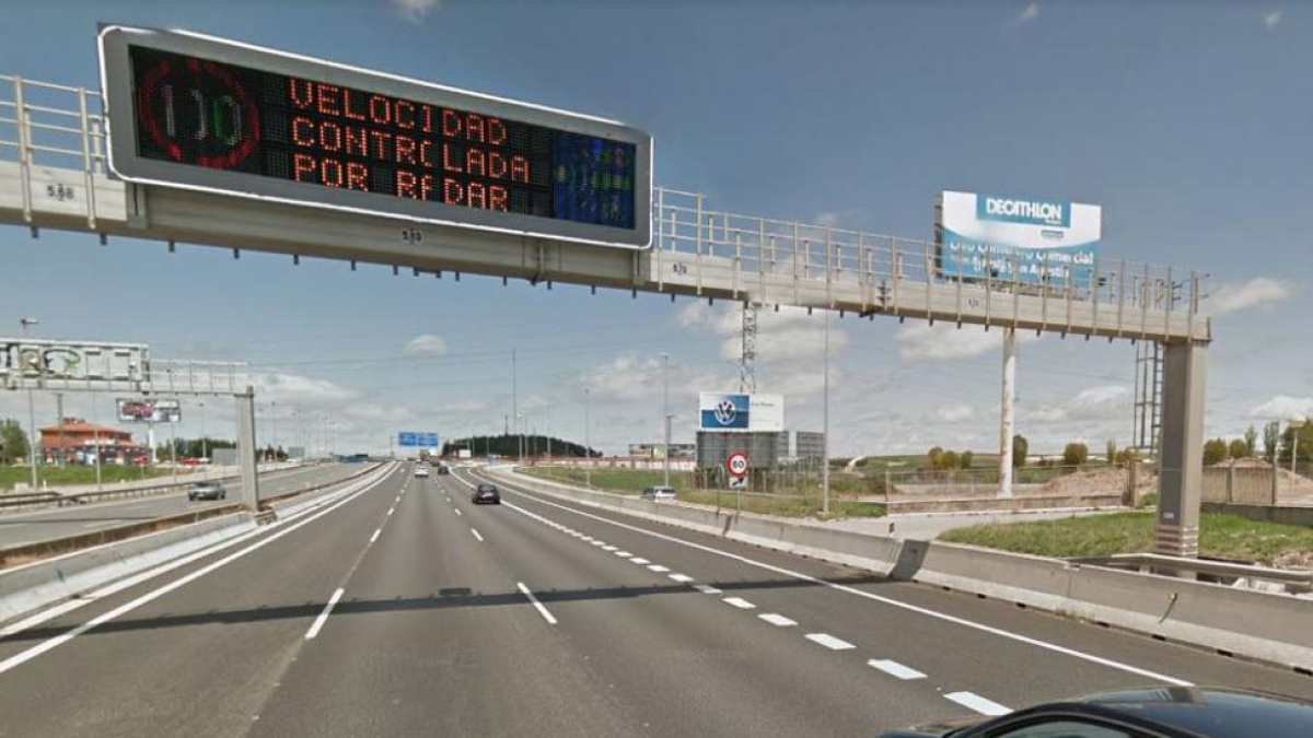 El portal informativo ubicado en el Nudo Landa esconde el radar fijo que más multa de toda Castilla y León.-ECB