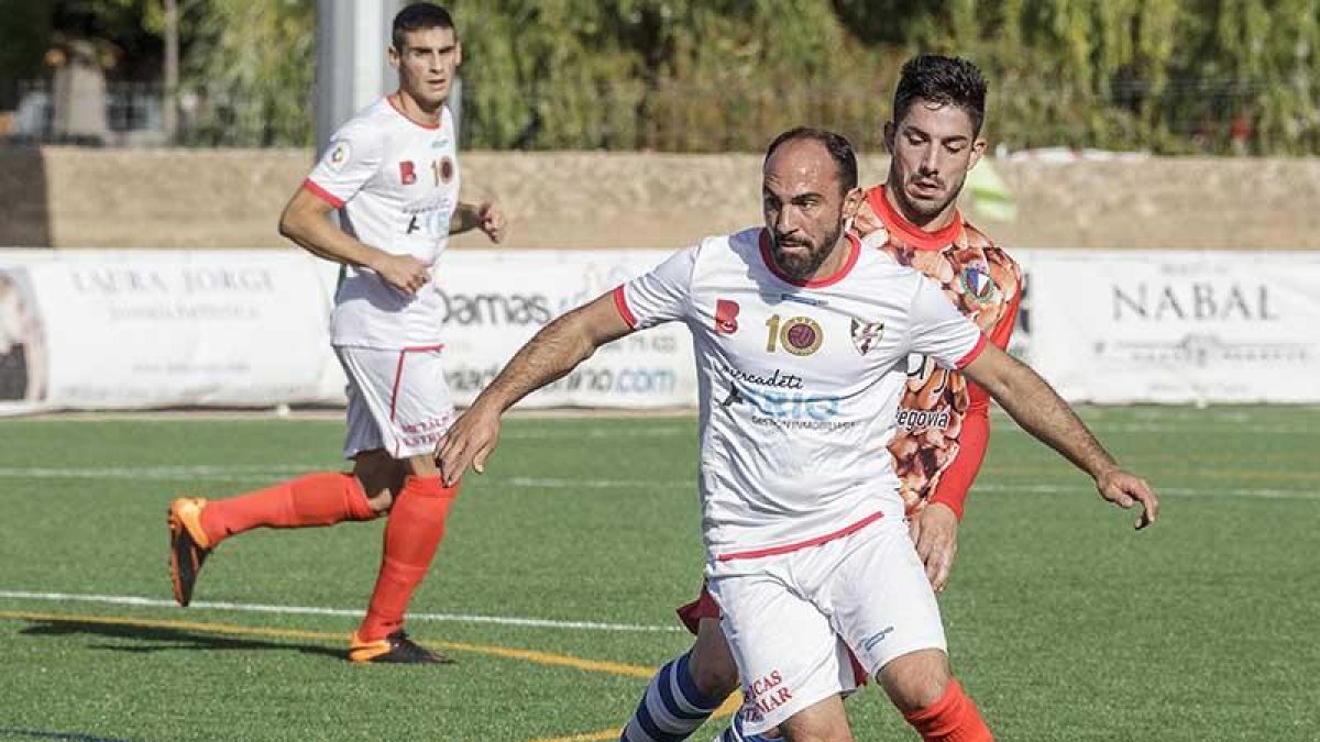 Adri conduce un balón perseguido por un jugador de La Granja en el duelo de ayer en San Amaro-Santi Otero