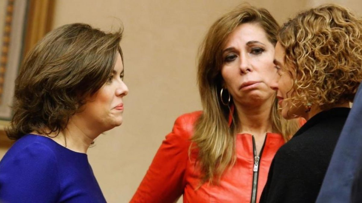 Alicia Sánchez Camacho conversa con Meritxell Batet (PSC) y la vicepresidenta, Soraya Sáenz de Santamaría en el Congreso.-JUAN MANUEL PRATS