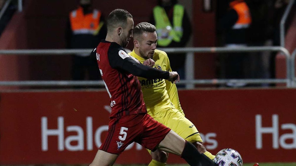 Odei disputa un balón con un jugador del Villarreal. Santi Otero