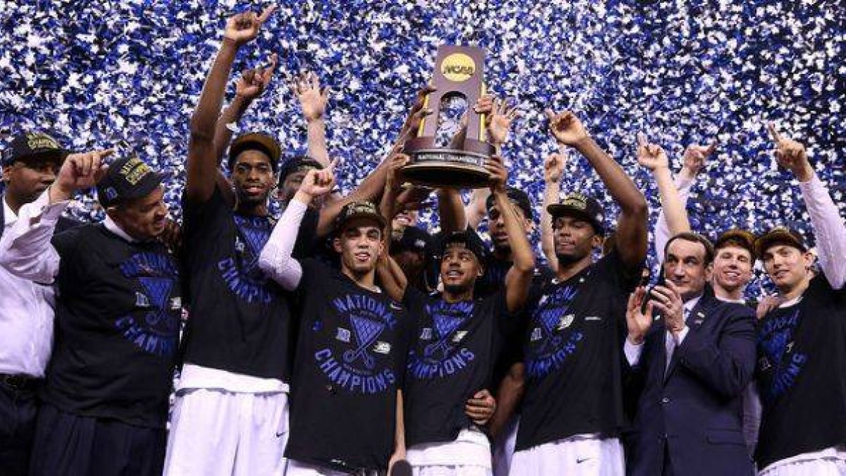Los Blue Devils de Duke celebran su quinto título universitario tras ganar a los Badgers de Wisconsin en la final.-Foto: AFP / STREETER LECKA