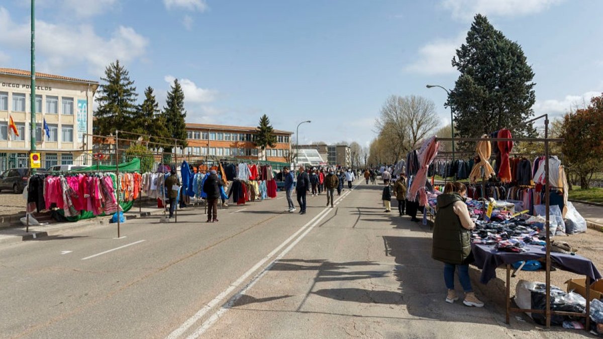 Primer día de mercadillo en la calle Eloy García Quevedo. SANTI OTERO