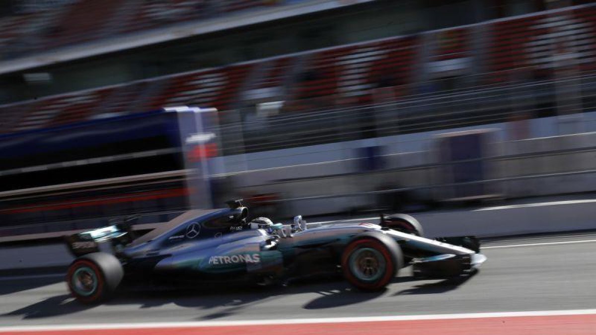Valtteri Bottas, con su Mercedes, en Montmeló.-Francisco Seco / AP