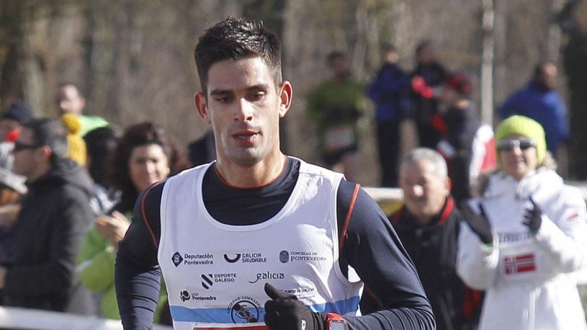 Óscar Cavia completó en solitario el último tramo de la prueba.-SANTI OTERO