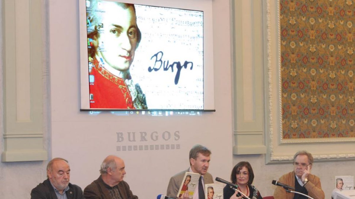 Jesús Domingo, Fernando Arnaiz, Lacalle, Eva Peláez (pareja de Yagüe) y Pérez Manrique (gerente del IMC), ayer durante la presentación del volumen en la Sala Polisón.-Israel L. Murillo