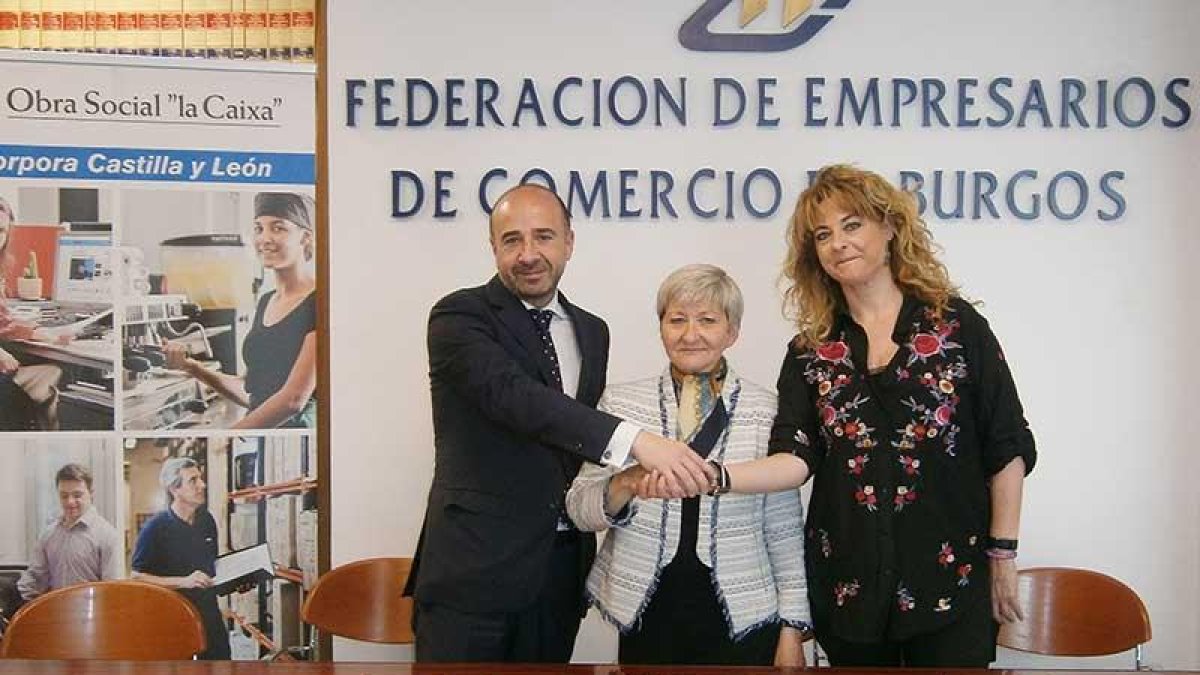 José Ignacio Jato, Elena Alonso y Loreto Pérez, ayer en la firma del convenio.-ECB