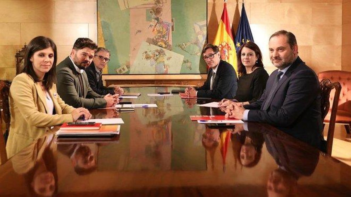 A la izquierda, los negociadores de ERC: Marta Vilalta, Gabriel Rufián y Josep Maria Jové. Frente a ellos, los del PSOE: José Luis Ábalos, Adriana Lastra y Salvador Illa.-