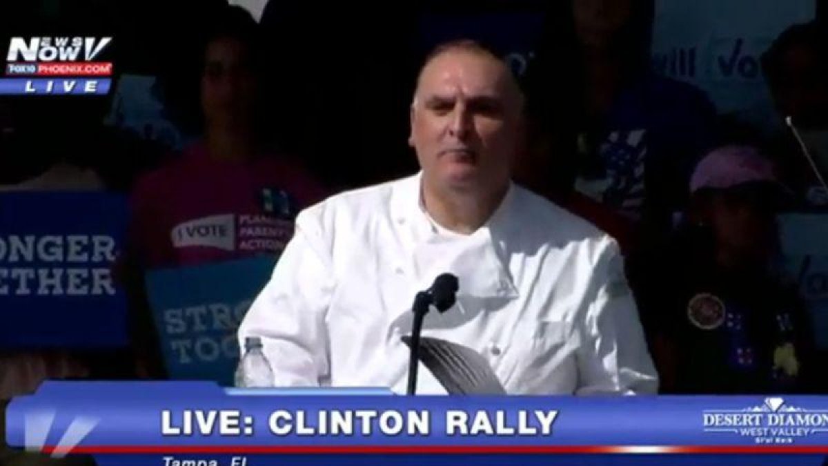 José Andrés, estrella en un mítin de Clinton en Florida.-EL PERIÓDICO