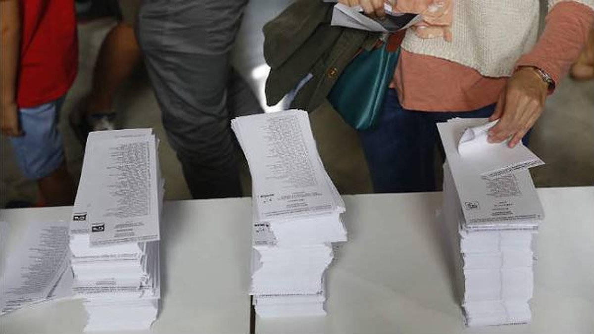 Las papeletas para las votaciones en la Escola Industrial.-JULIO CARBO