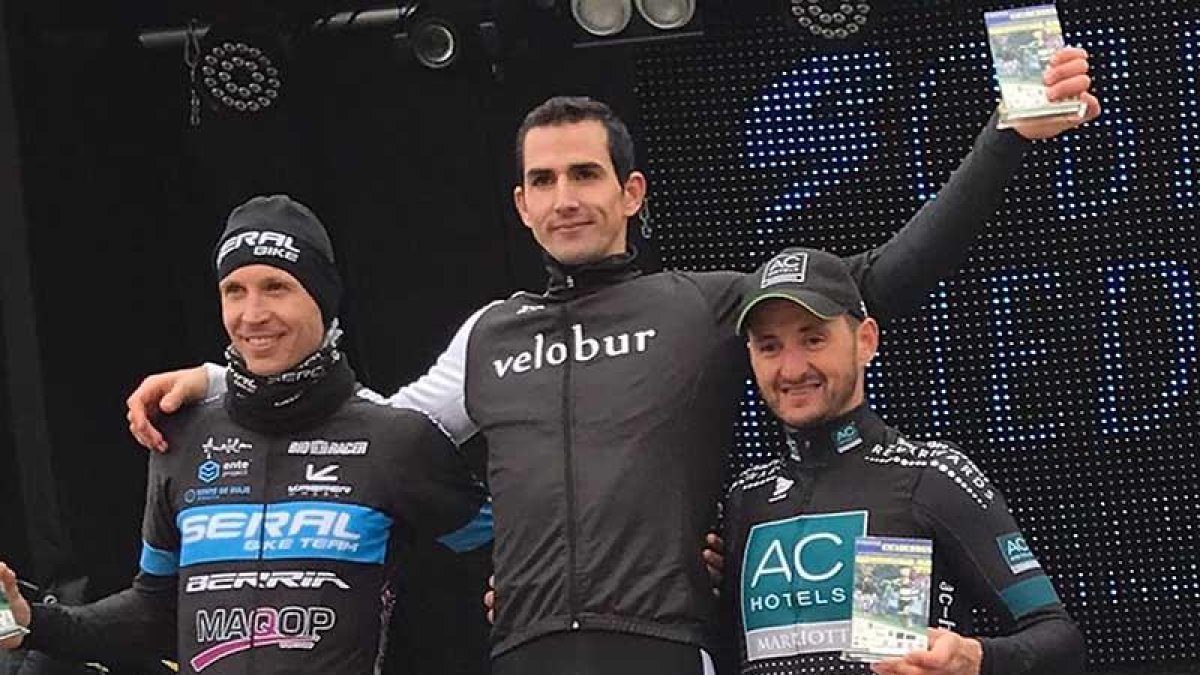 Martín Mata en el podio de Tordesillas tras proclamarse campeón regional.-