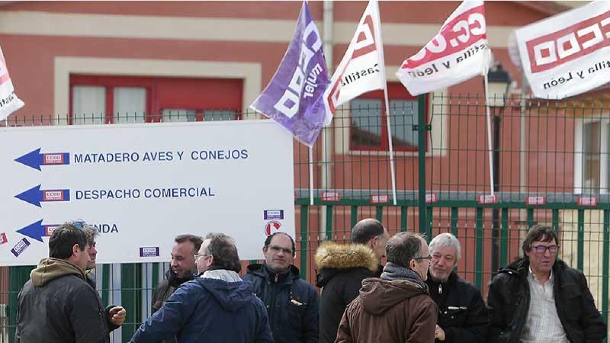 Trabajadores afectados por el ERE extintivo durante la huelga a las puertas de la cooperativa.-RAÚL G. OCHOA