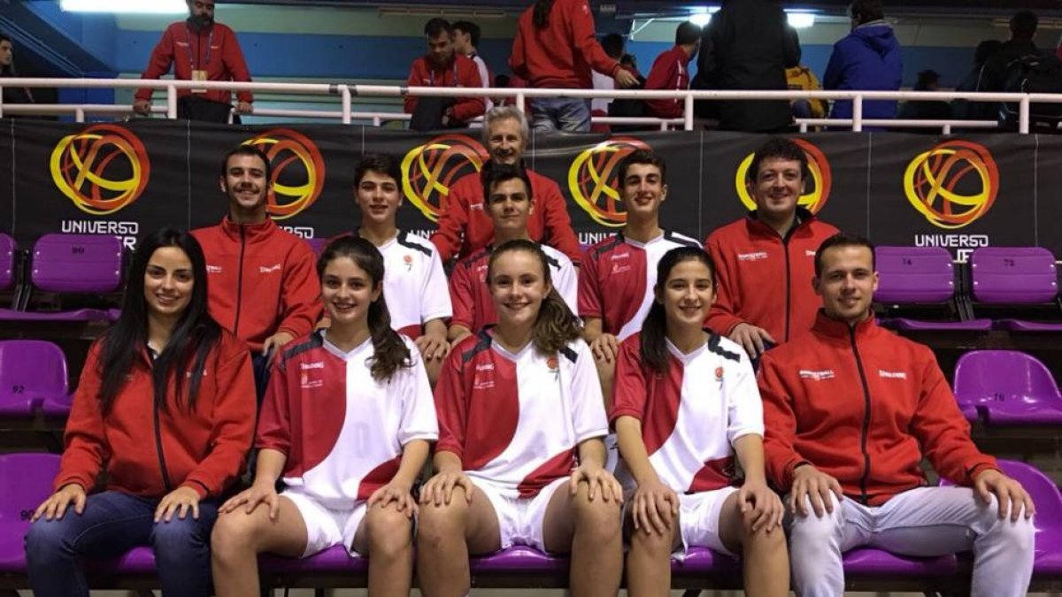 Los representantes burgaleses posan ayer en Valladolid.-ECB