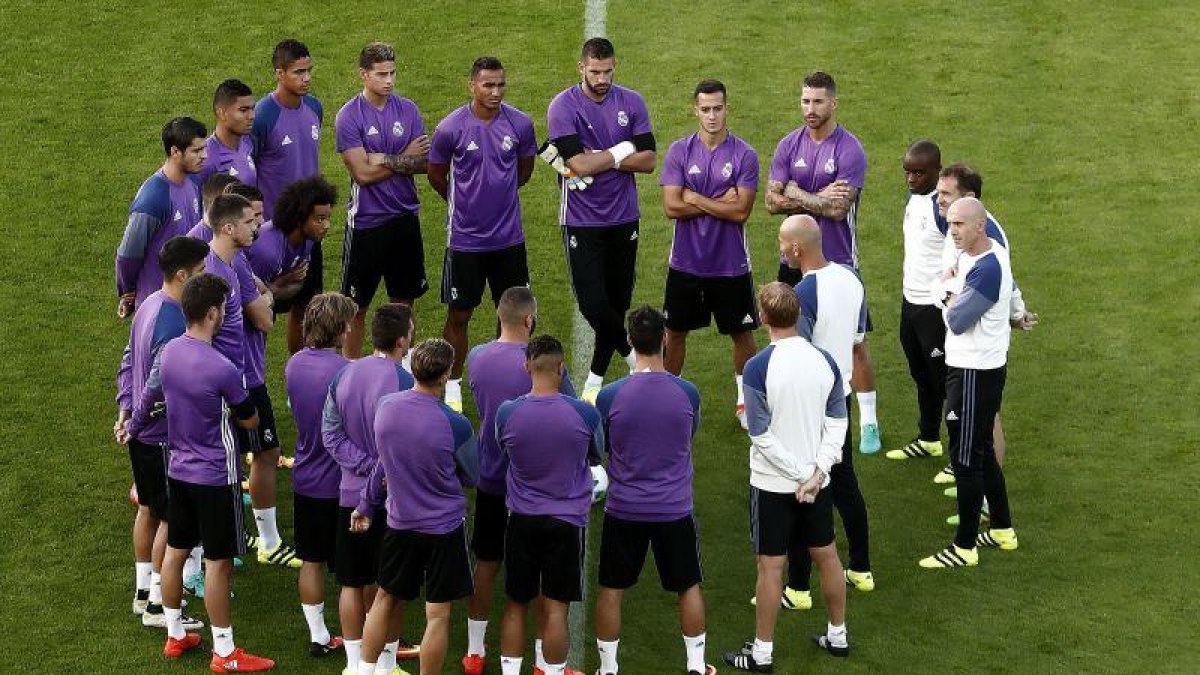 Reunión del cuerpo técnico y la plantilla del Real Madrid.-EFE / CHEMA MOYA