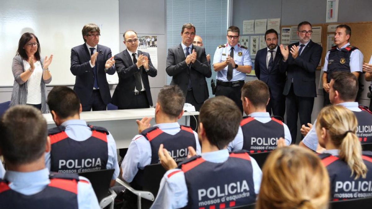 El president Puigdemont durante su visita en la comisaría de los Mossos en Cambrils, el pasado viernes.-JORDI BEDMAR