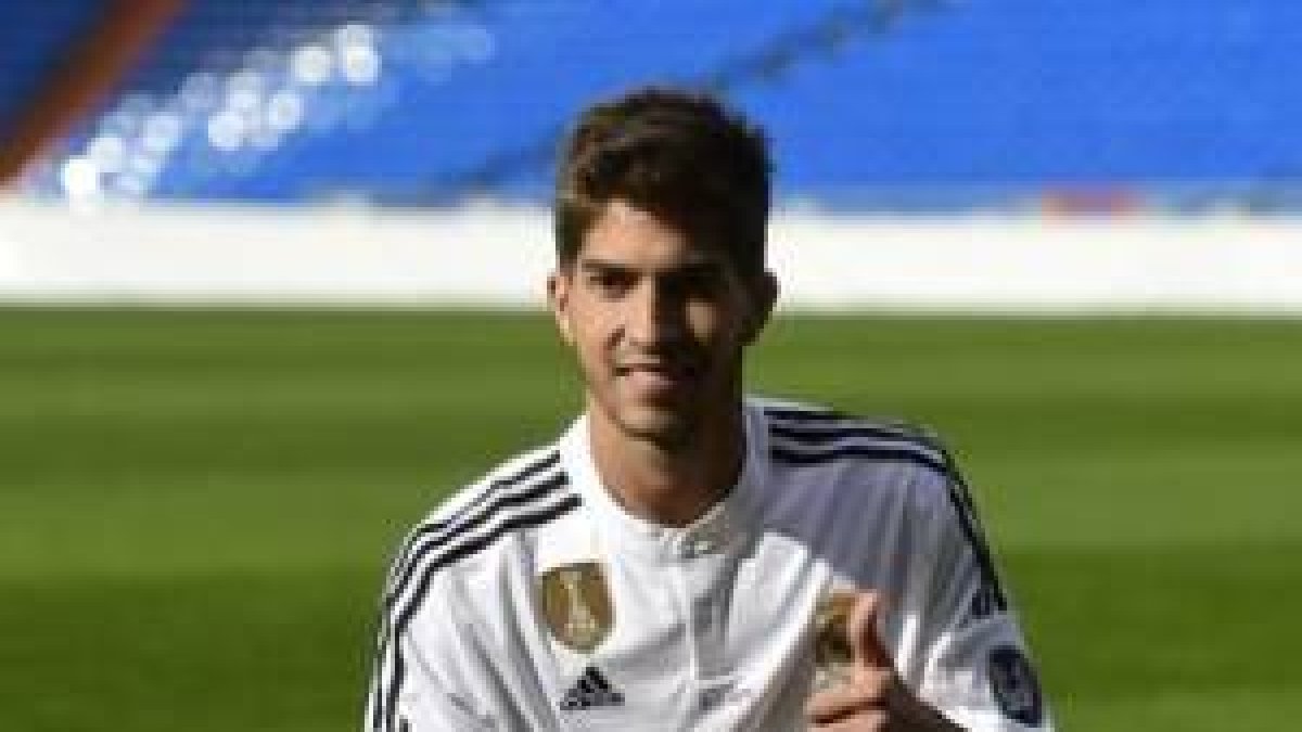 Lucas Silva posa vestido de blanco sobre el césped del Santiago Bernabéu, tras ser presentado como nuevo jugador del Madrid.-Foto: AFP / PIERRE-PHILIPPE MARCOU
