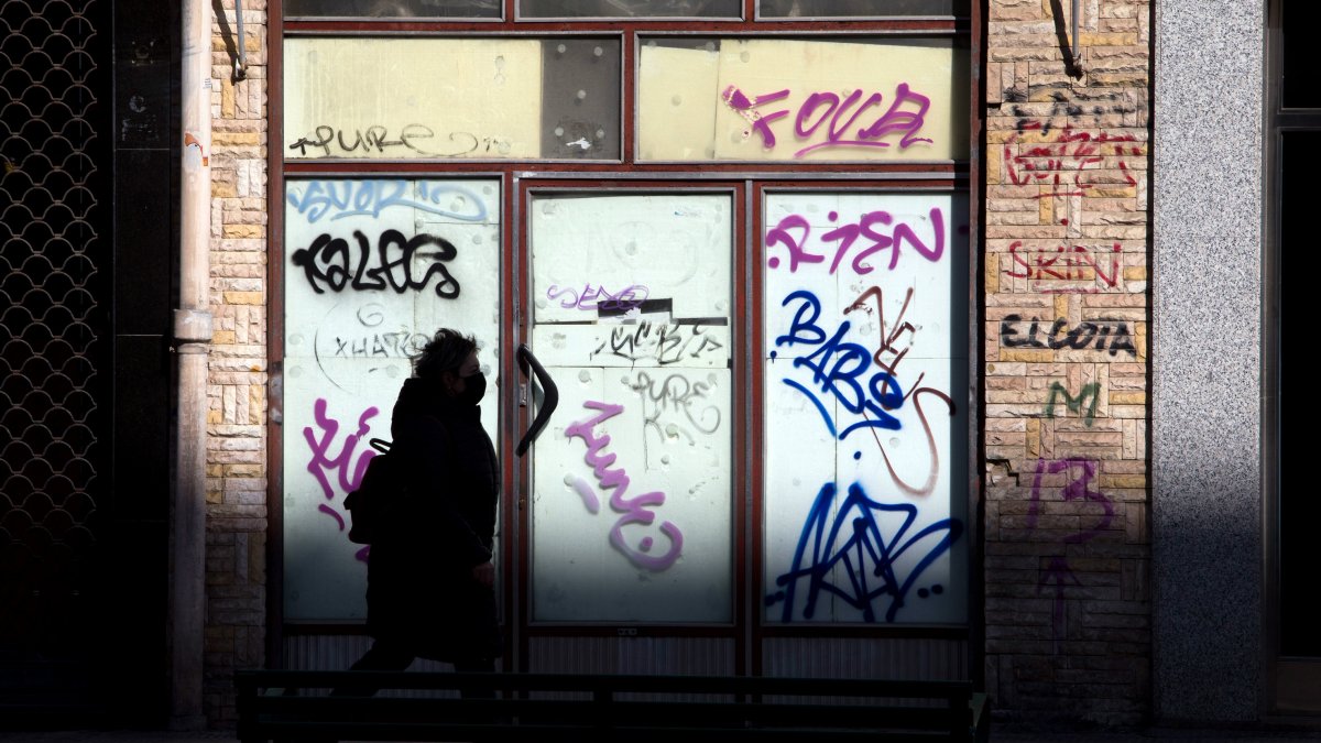 Pintadas vandálicas y de firmas en las paredes de la ciudad. TOMÁS ALONSO