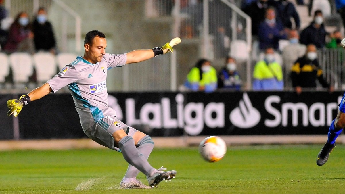 Alfonso despeja el balón. SANTI OTERO