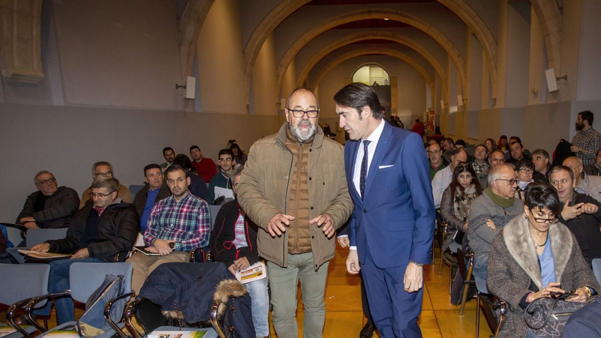 De las Heras (i) y Suárez-Quiñones (d) abrieron ayer las jornadas que continúan en la mañana de hoy con varias charlas. S. O.
