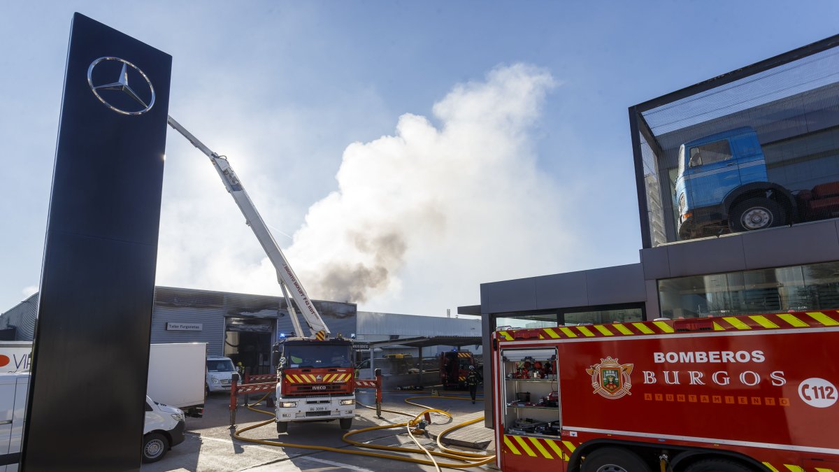 Incendio en el concesionario de Ureta Motor.SANTI OTERO