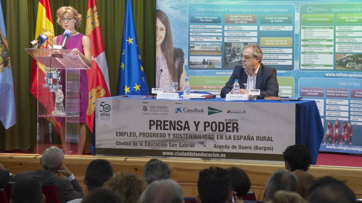La ministra junto al director del curso Prensa y Poder de la Ciudad de la Educación San Gabriel, Graciano Palomo.-ICAL