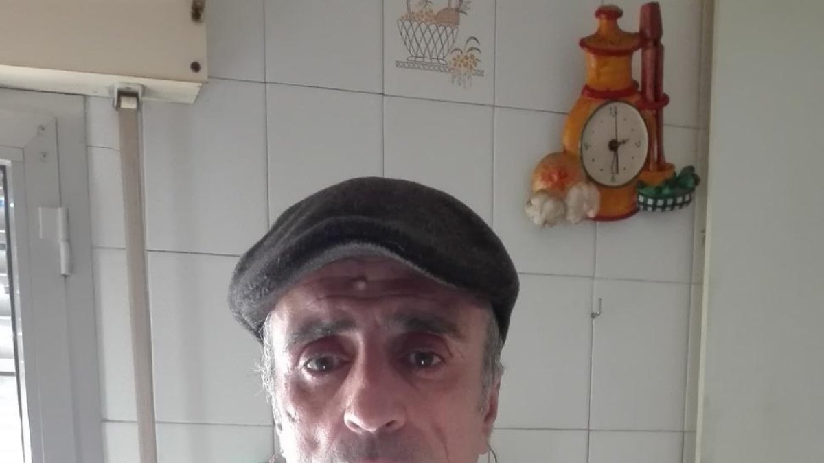 El ex seminarista Emiliano Álvarez, con la denuncia.-EL MUNDO