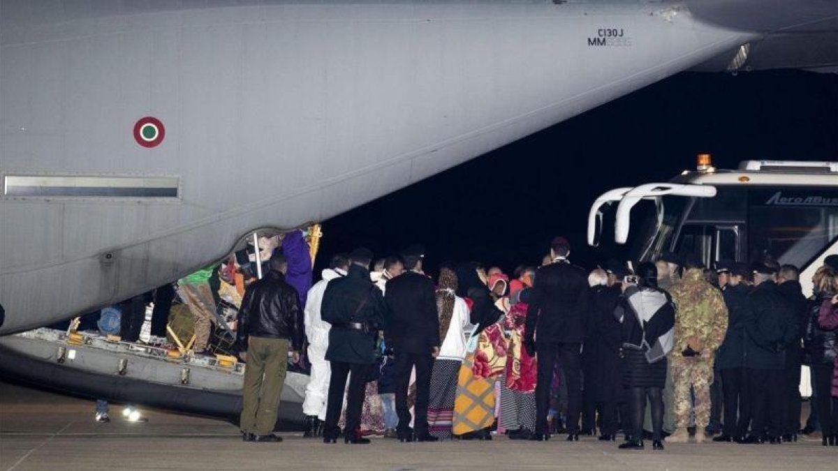 Los primeros 162 inmigrantes procedentes de Libia tras aterrizar en el aeropuerto de Pratica di Mare, en Roma.-EFE / MASSIMO PERCOSSI