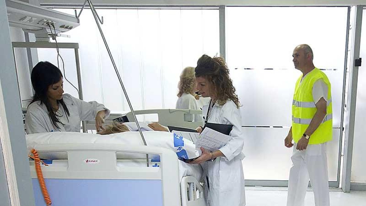 Un paciente es atendido por varios profesionales sanitarios en Burgos.-SANTI OTERO