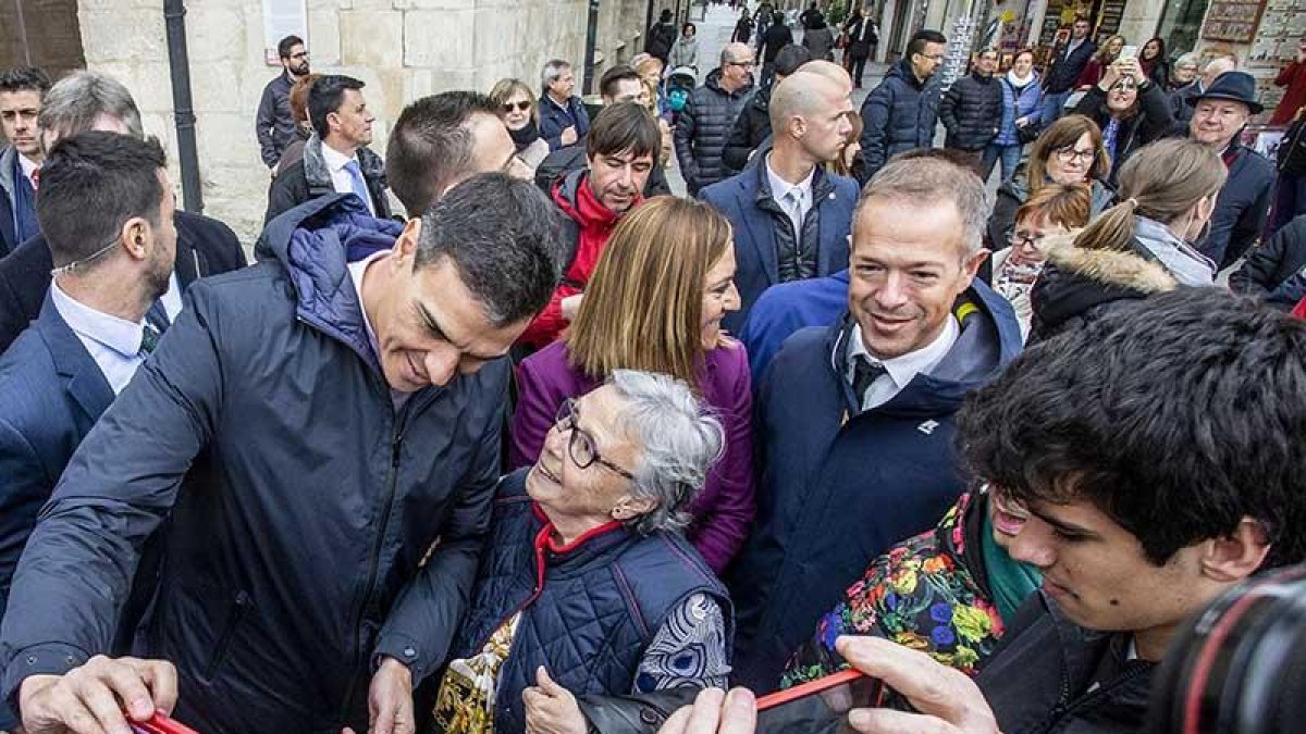 El presidente he hizo fotos con varias personas al salir de la Seo.-SANTI OTERO