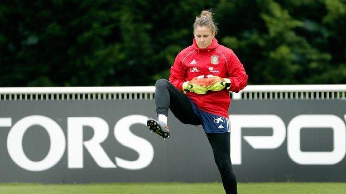 Sandra Paños, durante el entrenamiento del jueves, en Reims.-EFE / JUAN CARLOS CÁRDENAS