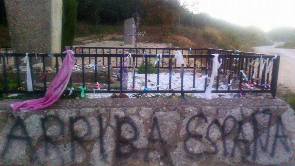 Una de las pintadas ofensivas contra la Memoria Histórica que han aparecido este fin de semana en La Pedraja.-ECB