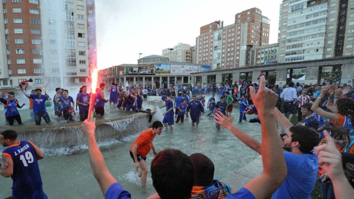Jugadores y afición celebran el triunfo logrado en la final del play off del pasado año. ISRAEL L. MURILLO-ISRAEL L. MURILLO
