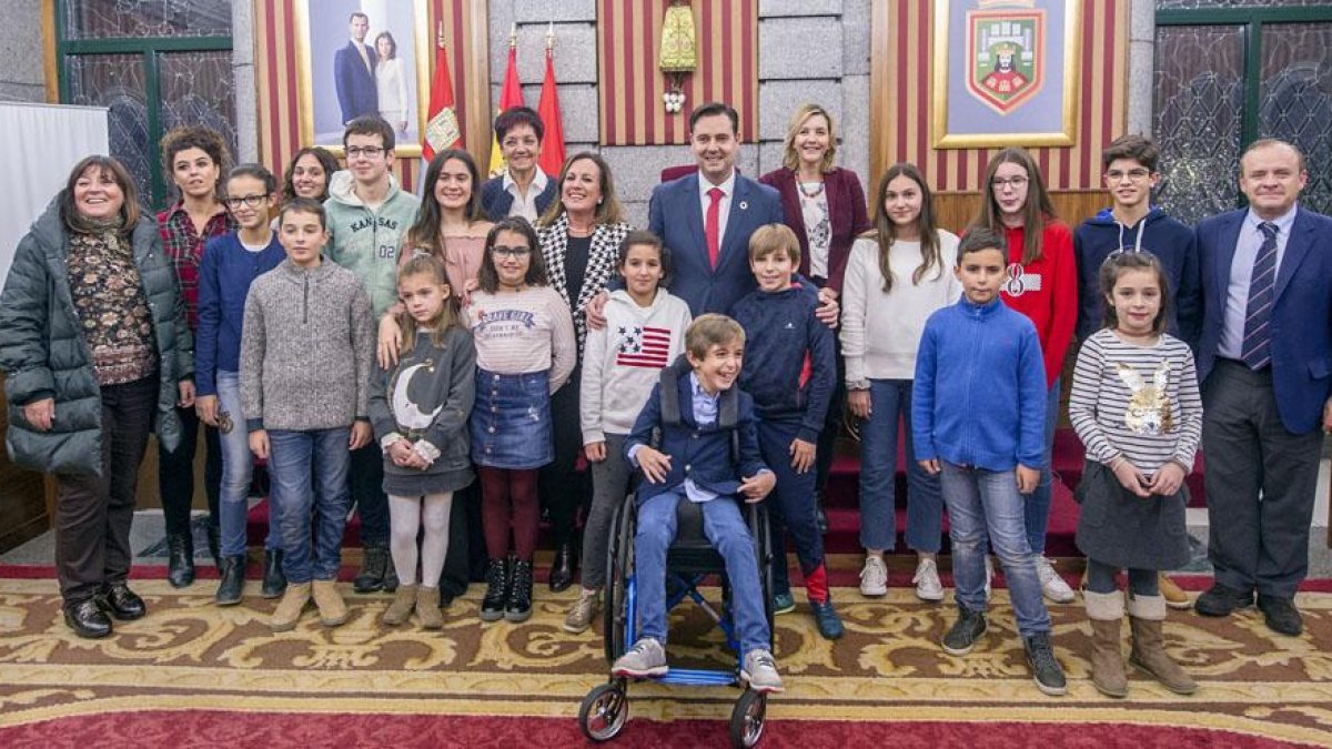 Los miembros del Consejo Municipal de Infancia posan antes de la celebración de la cita.-ISRAEL L. MURILLO